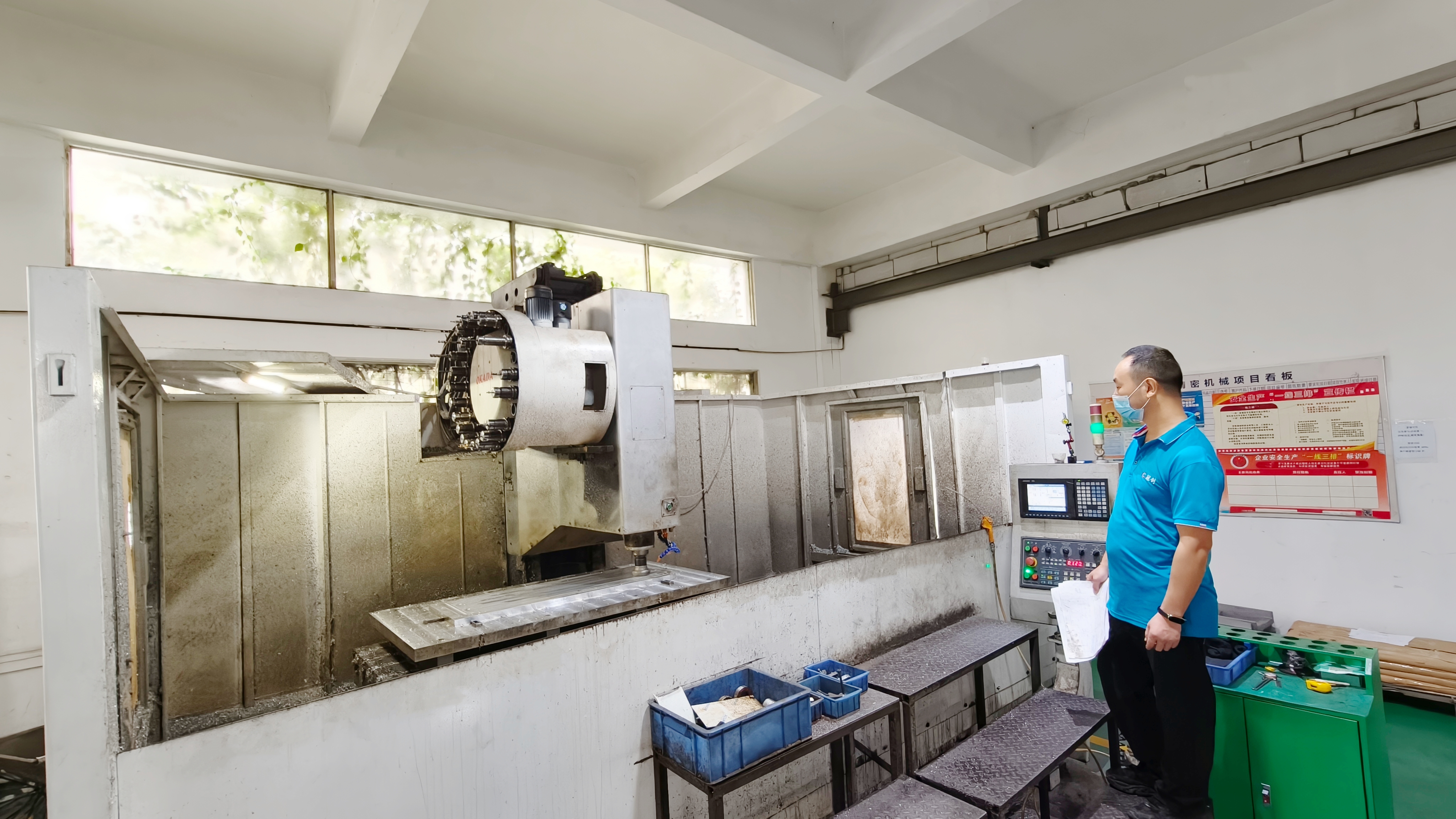 <font face="Calibri">Large CNC milling machine</font>