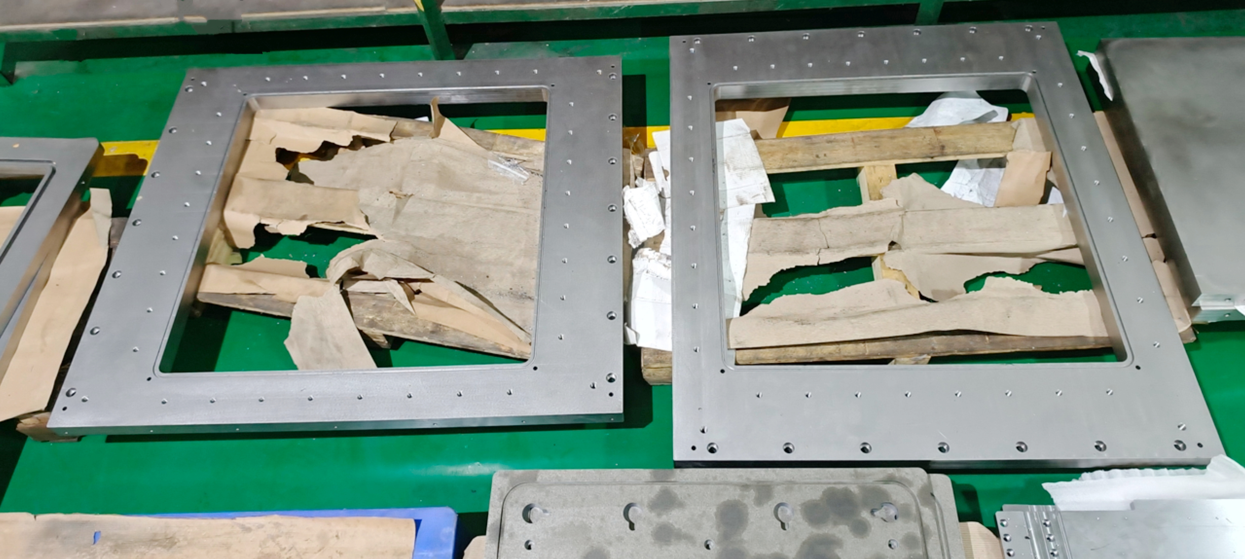 <font face="Calibri">Large steel parts</font>