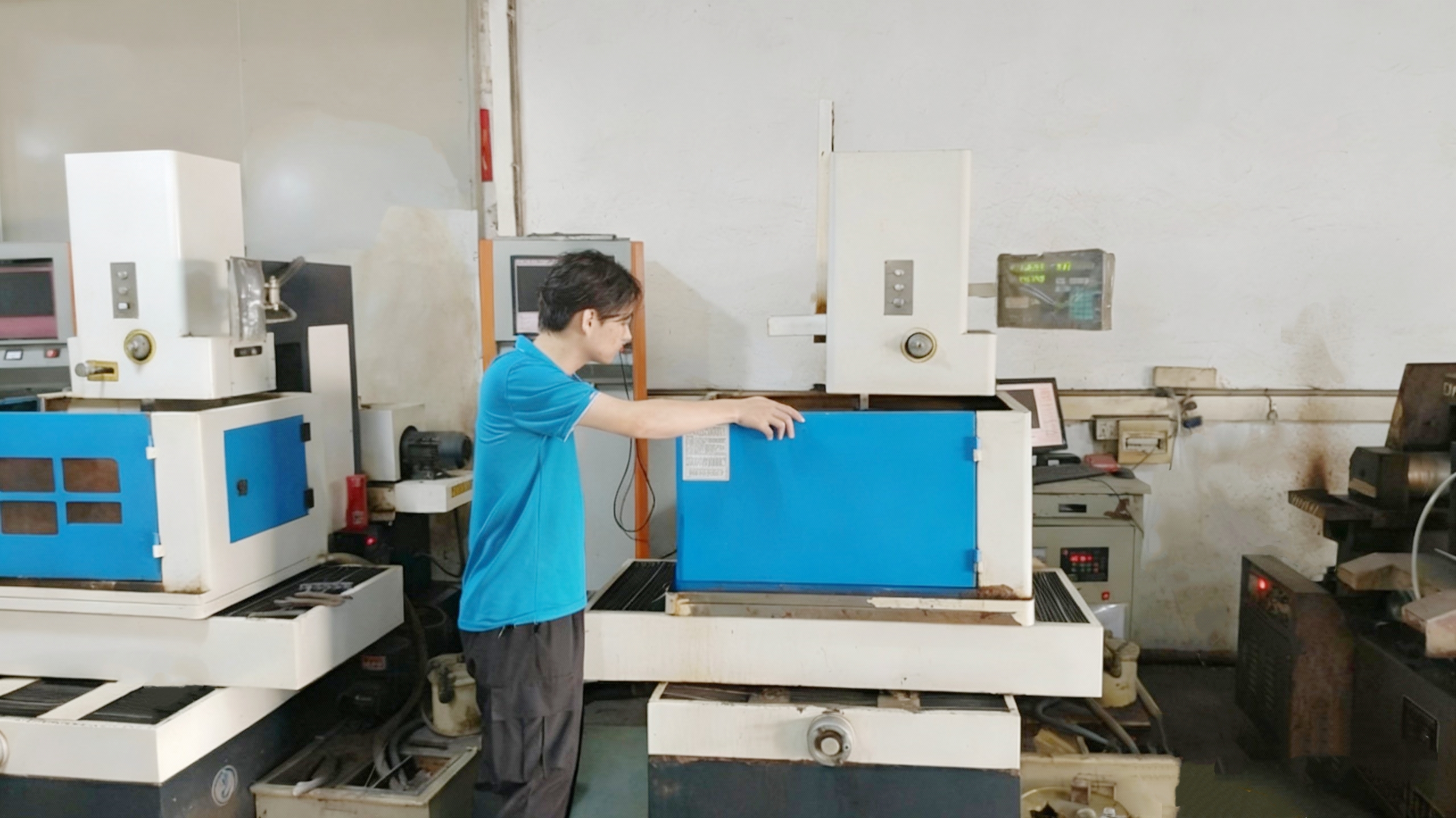 <font face="Calibri">EDM cutting</font>