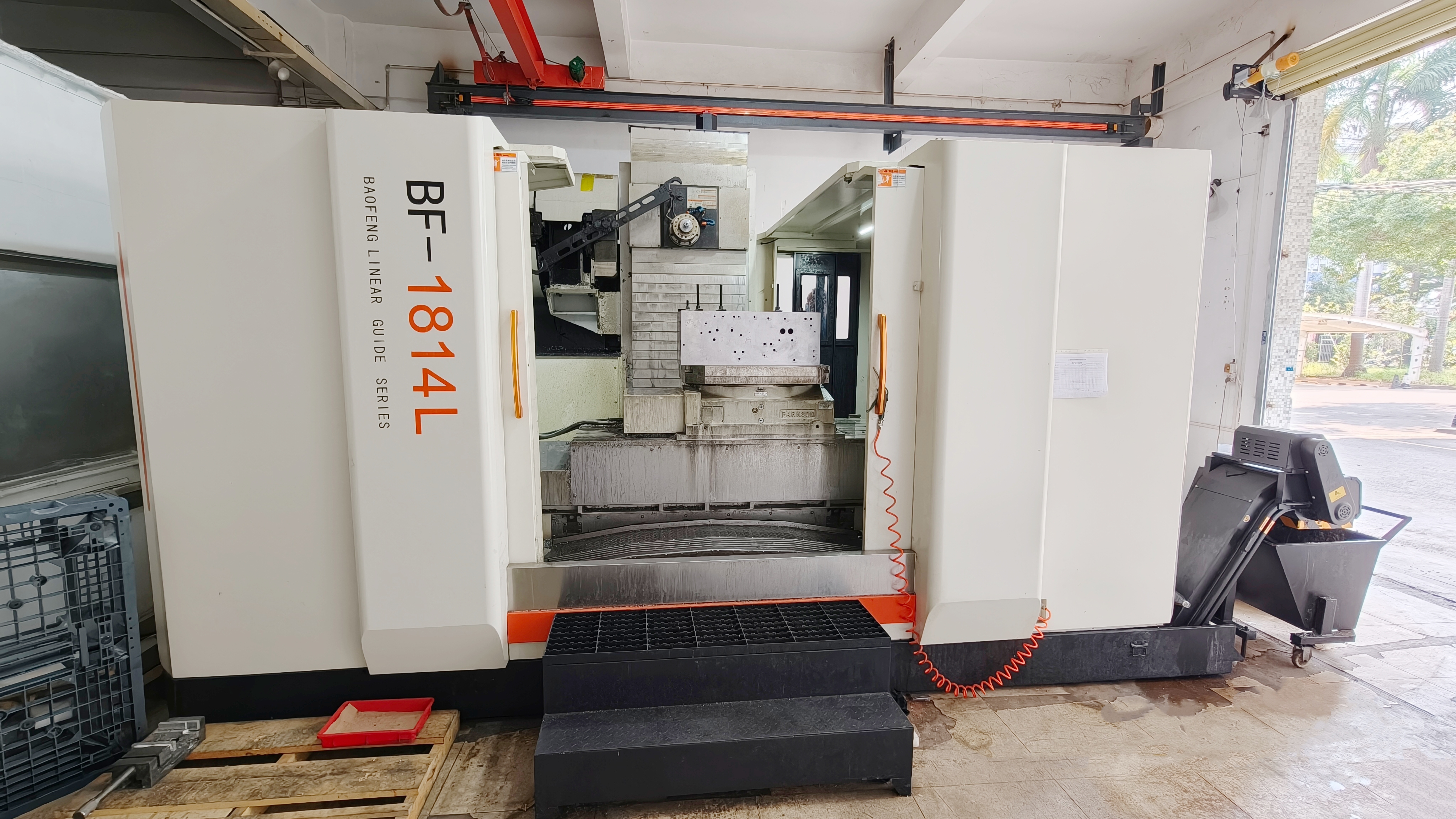 Horizontal machining center